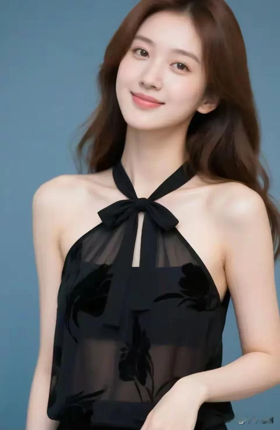 墨黑挂脖衫撞上雾霾蓝背景，甜笑里藏着冷艳氛围感～