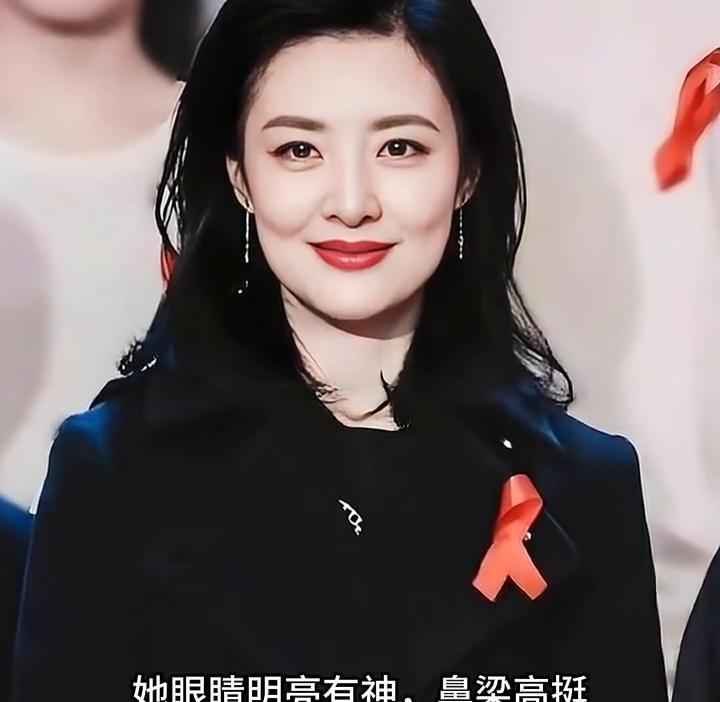 周涛长相非常出众，她眼睛明亮有神，鼻梁高挺，脸部轮廓端正大气，皮肤白皙清透，气质