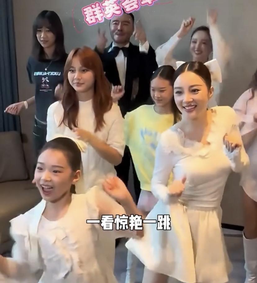 北京这场张帅的秀真是热闹，一众明星和星二代同场PK。董璇女儿小酒窝太争气，一出场