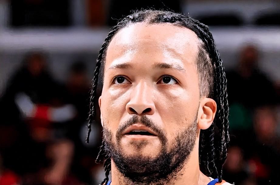 尼克斯的天塌了，布伦森又受伤了！根据记者Shams报道，布伦森遭遇右脚踝一级扭