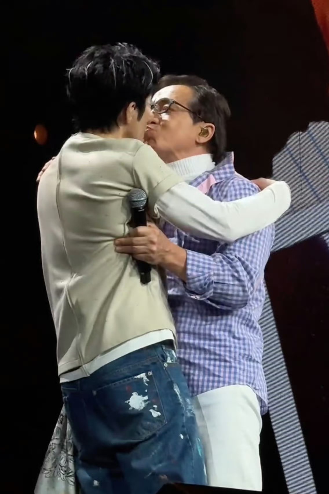 成龙王力宏亲了王力宏和成龙真的在演唱会上亲嘴了，记得他们之前还亲过一次。成龙真