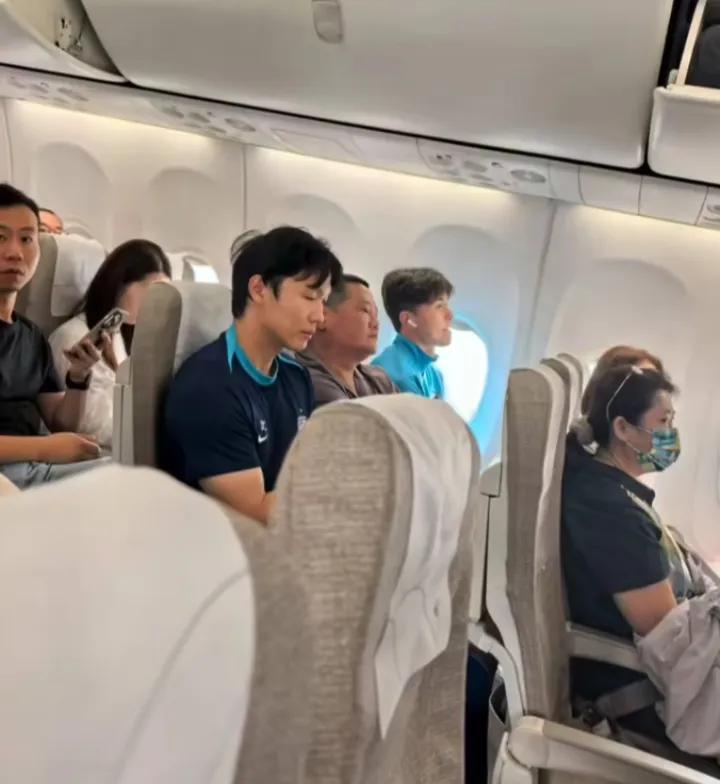 武汉三镇球员今早乘经济舱坐飞机返汉，主教练邓卓翔一脸落寞，全程面无表情一言不发。