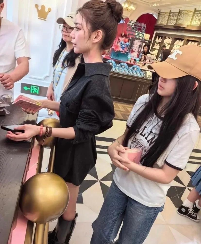 其实我对大s唯一的困惑是，为什么后期好像不管女儿了，那优衣库的土丑衣服，一看就
