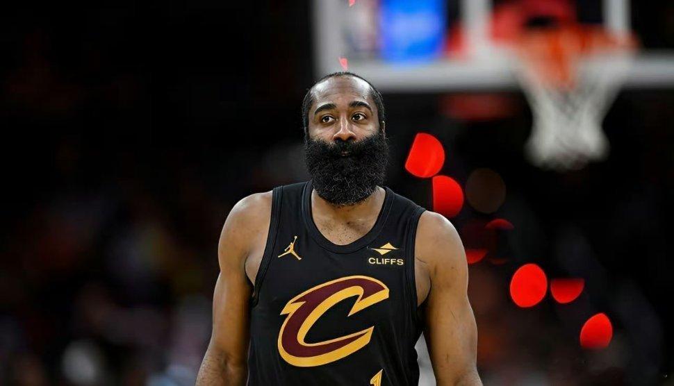 骑士7连胜被雷霆终结了！首发阵容对比，骑士几乎每个位置都吃亏：1号位：华莱士20