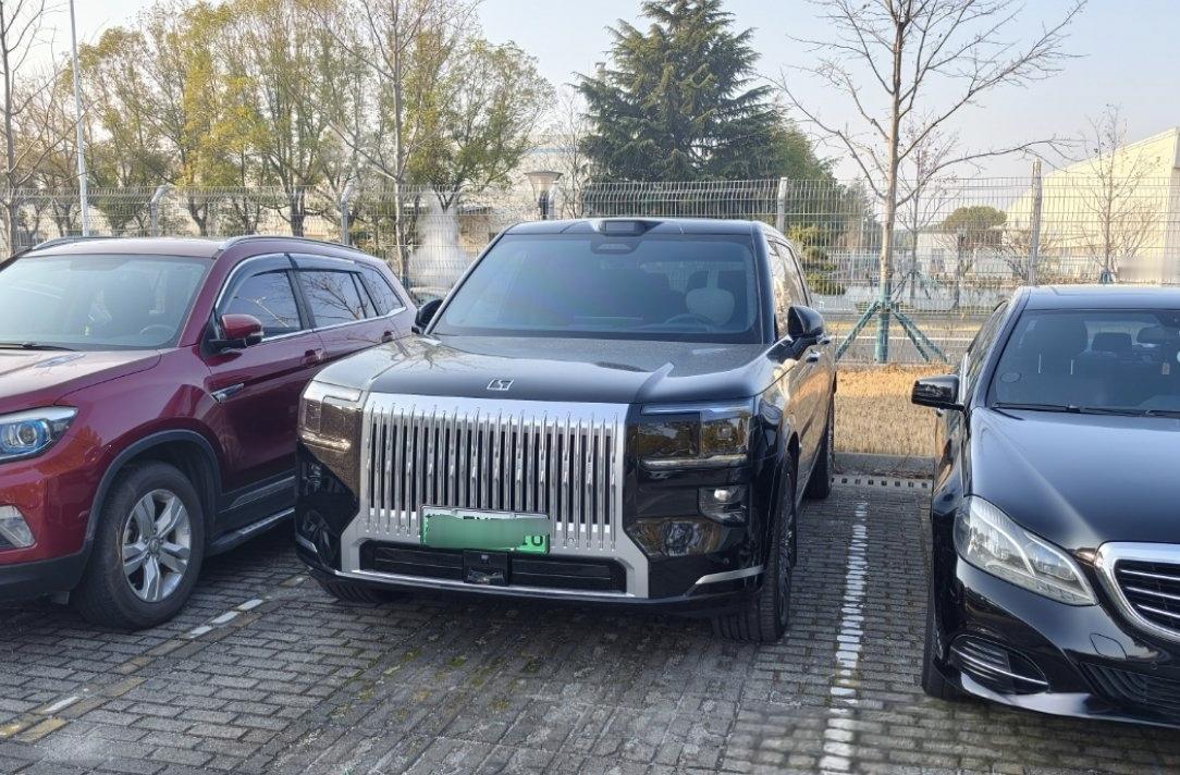 公司已经出现了活的极氪9X了，看来贵司待遇还可以，都买得起这车了。极氪9X往那