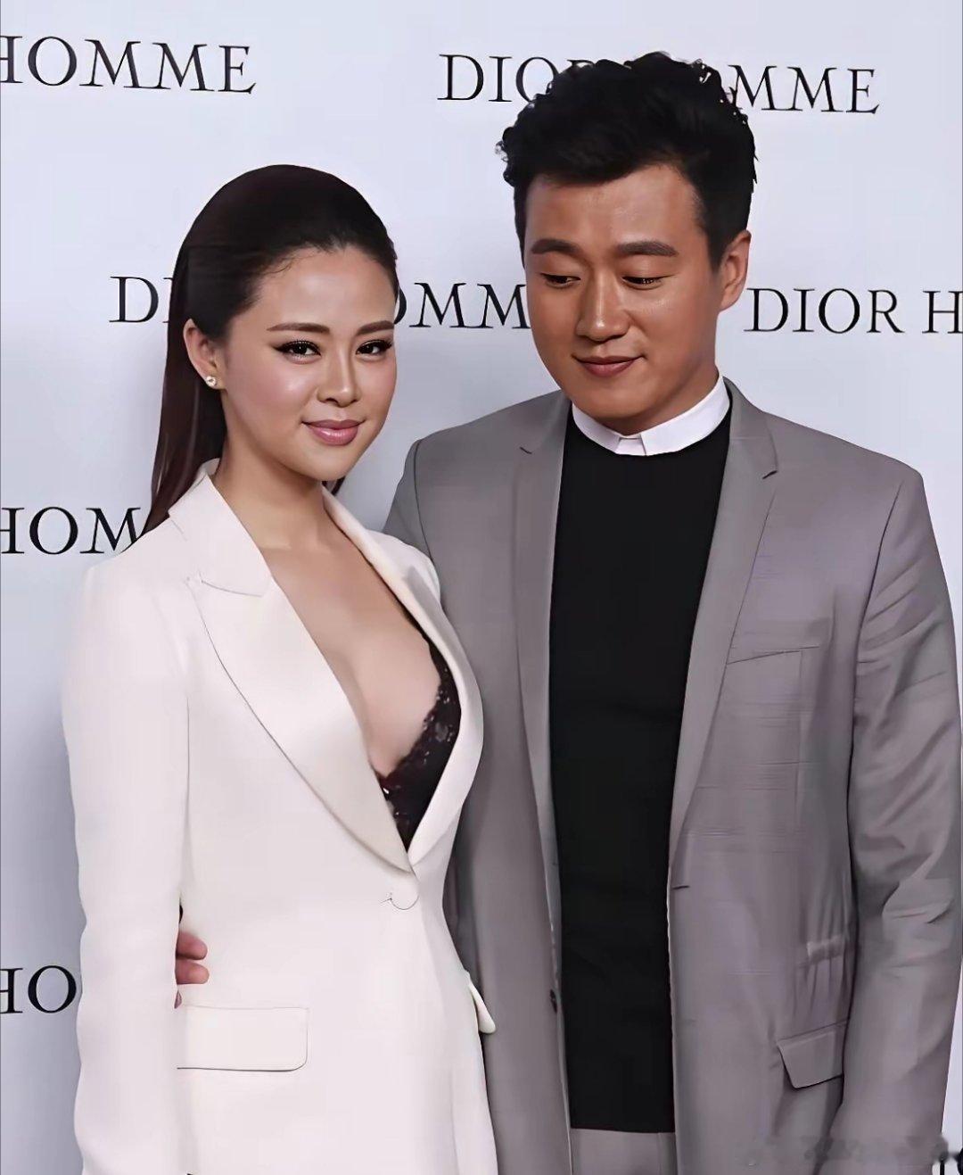 真佩服佟大为选老婆的眼光佟大为的老婆不算是明星比明星还漂亮，更比明星干净。据说