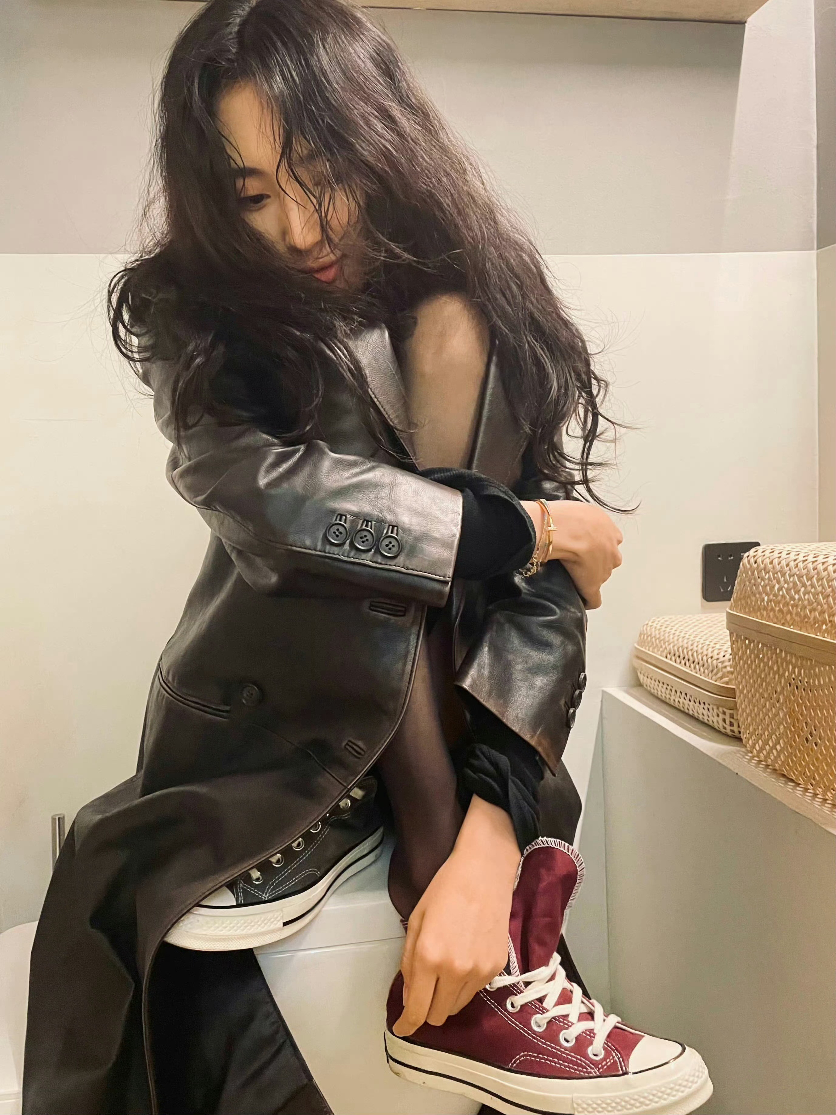 王紫璇黑丝帆布鞋穿搭，夯爆了！