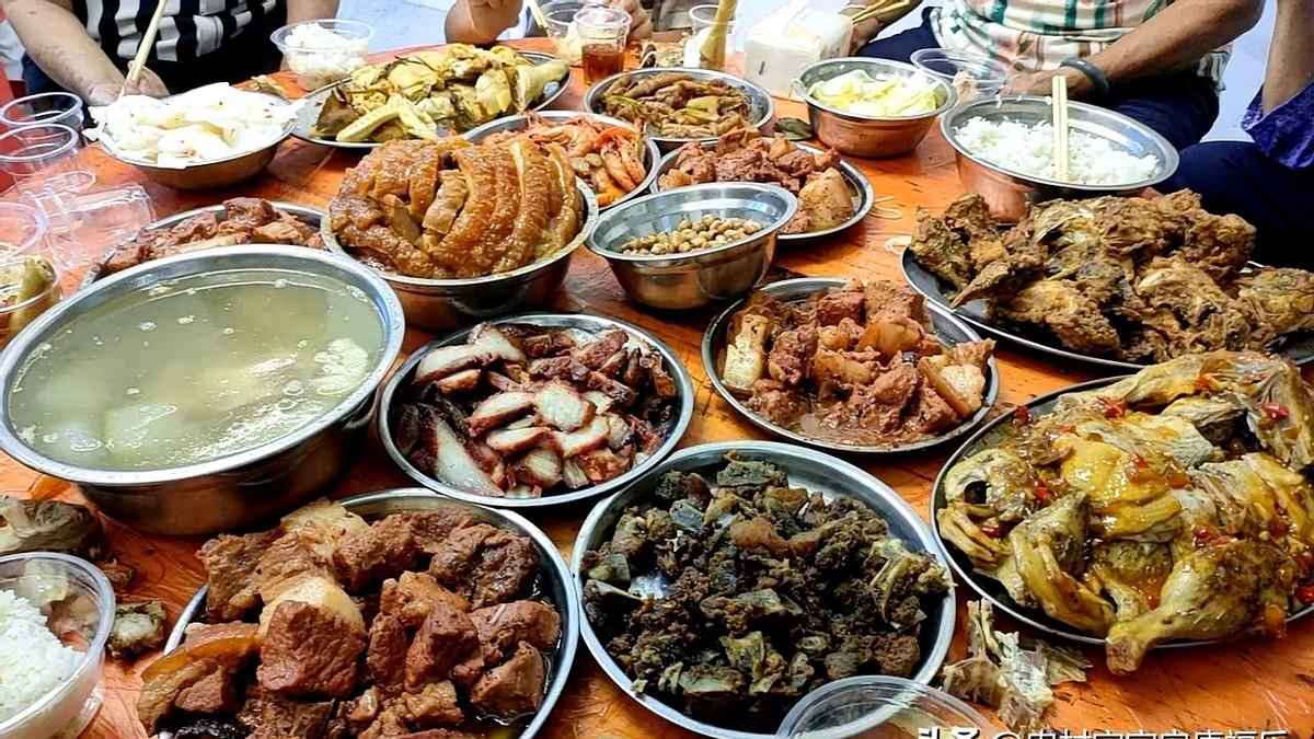 刚满月的儿媳妇在吃饭，婆婆抱着哭闹的宝宝坐边上。我们几个嫂子不忍心刚出月子的她