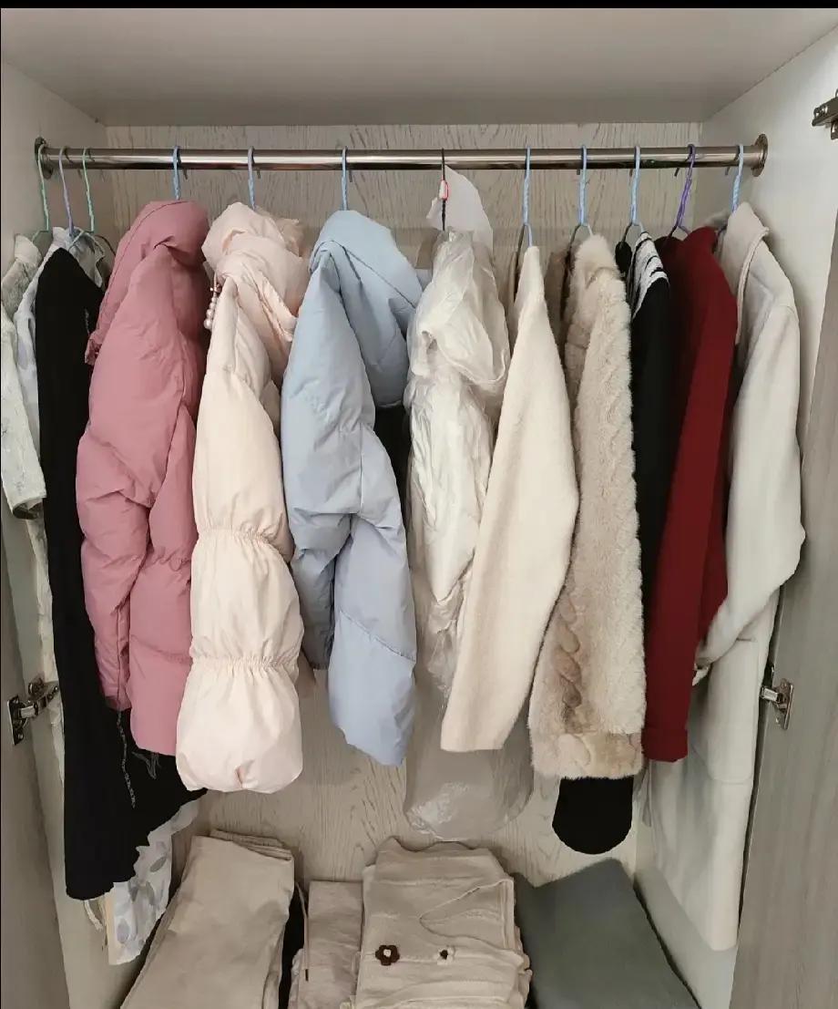 羽绒服3件没拆吊牌去年冬天买了4件羽绒服，现在还有3件挂着吊牌。商场灯光太