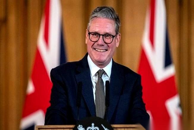 真逗。一边指着鼻子教训我们，说不准买俄罗斯的油，坏了他们的“规矩”。一边自己