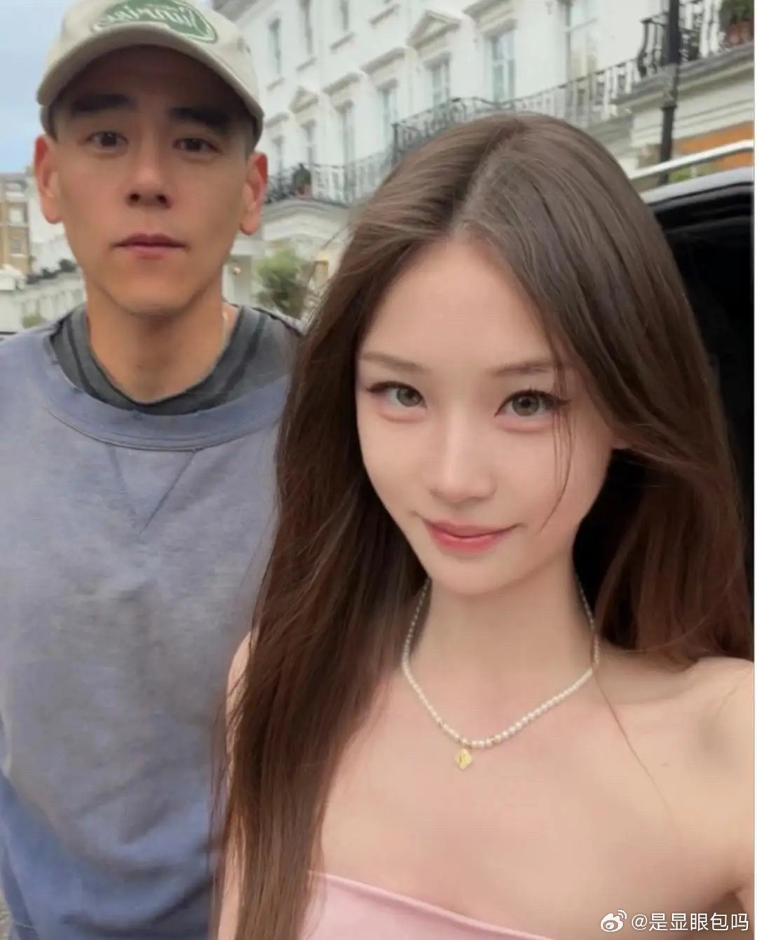 44岁彭于晏现身英国伦敦街头被偶遇，他的穿衣打扮时尚有型，身材又高又瘦，身材挺拔