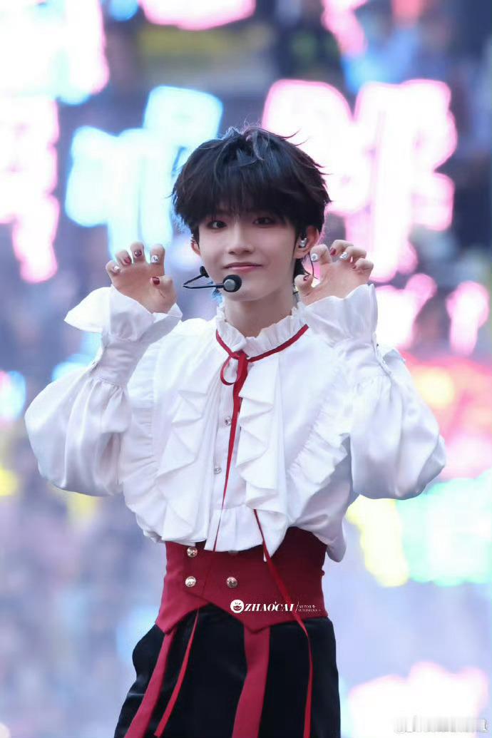 正红色美甲自带高光感，与舞台红海应援遥相呼应，指尖亮色点亮整体造型，既显元气又添