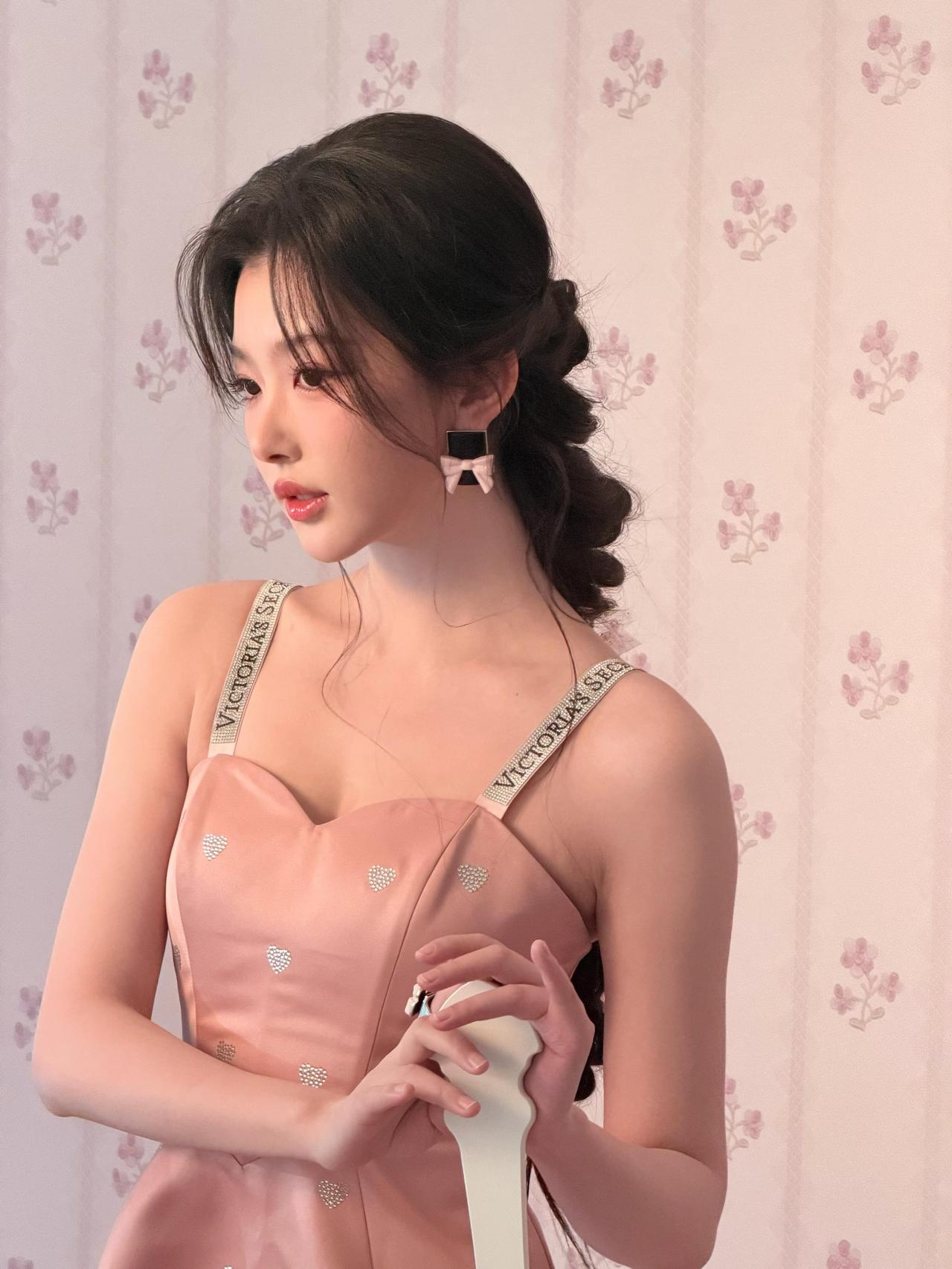 孔雪儿发梢挽着松弛的卷像把温柔折进了时光里粉色碎花墙纸上落着半片未醒的春