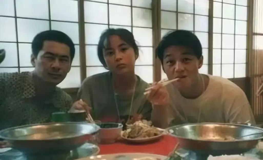 李亚鹏和陈建斌大学聚餐的老照片突然火了。画面里俩人青涩得不像后来那个令狐冲和