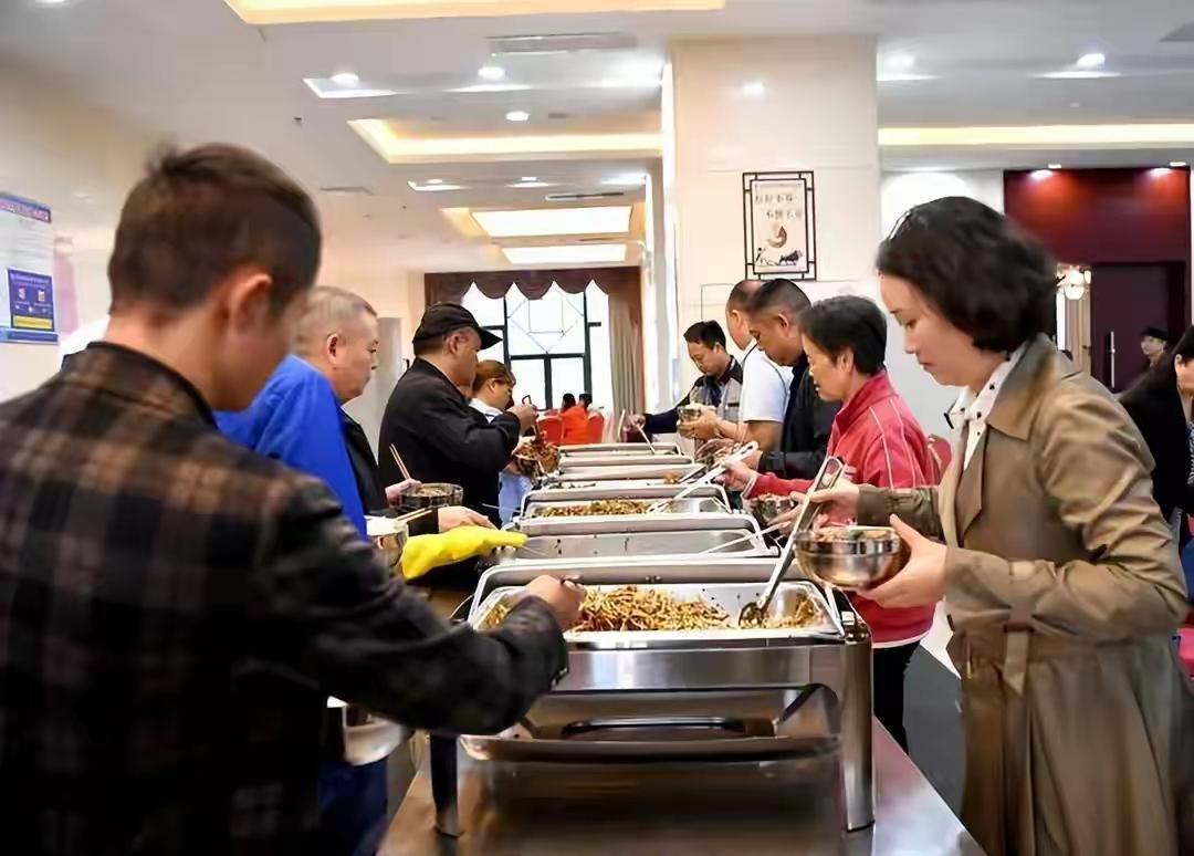 最近看了几条视频，说取消机关食堂是不是可以拉动消费呢，那是当然了。我们这个地级