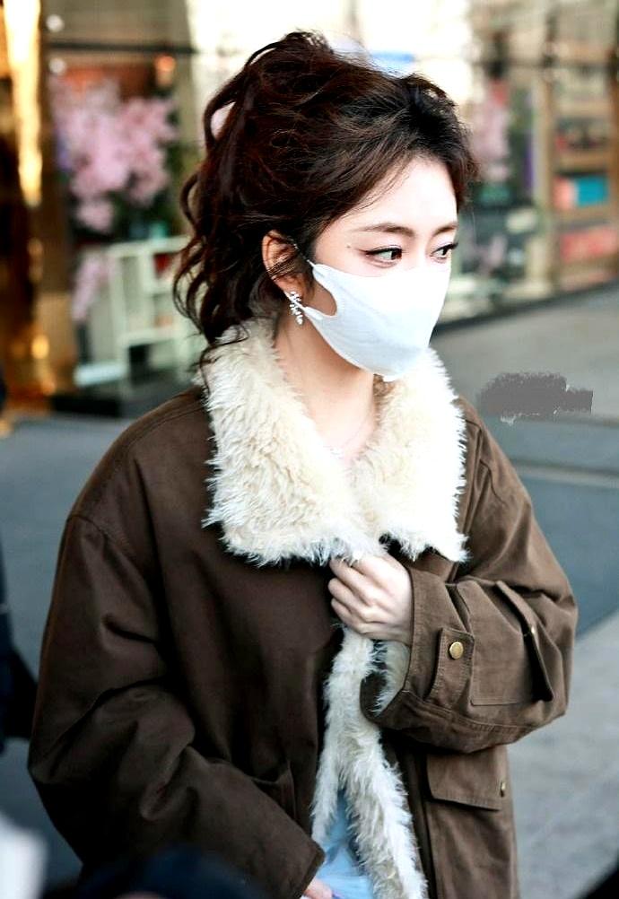 谭松韵这次在北京的亮相，属实是给所谓的“名媛风”上了一课。瞧瞧这身行头，棕色大