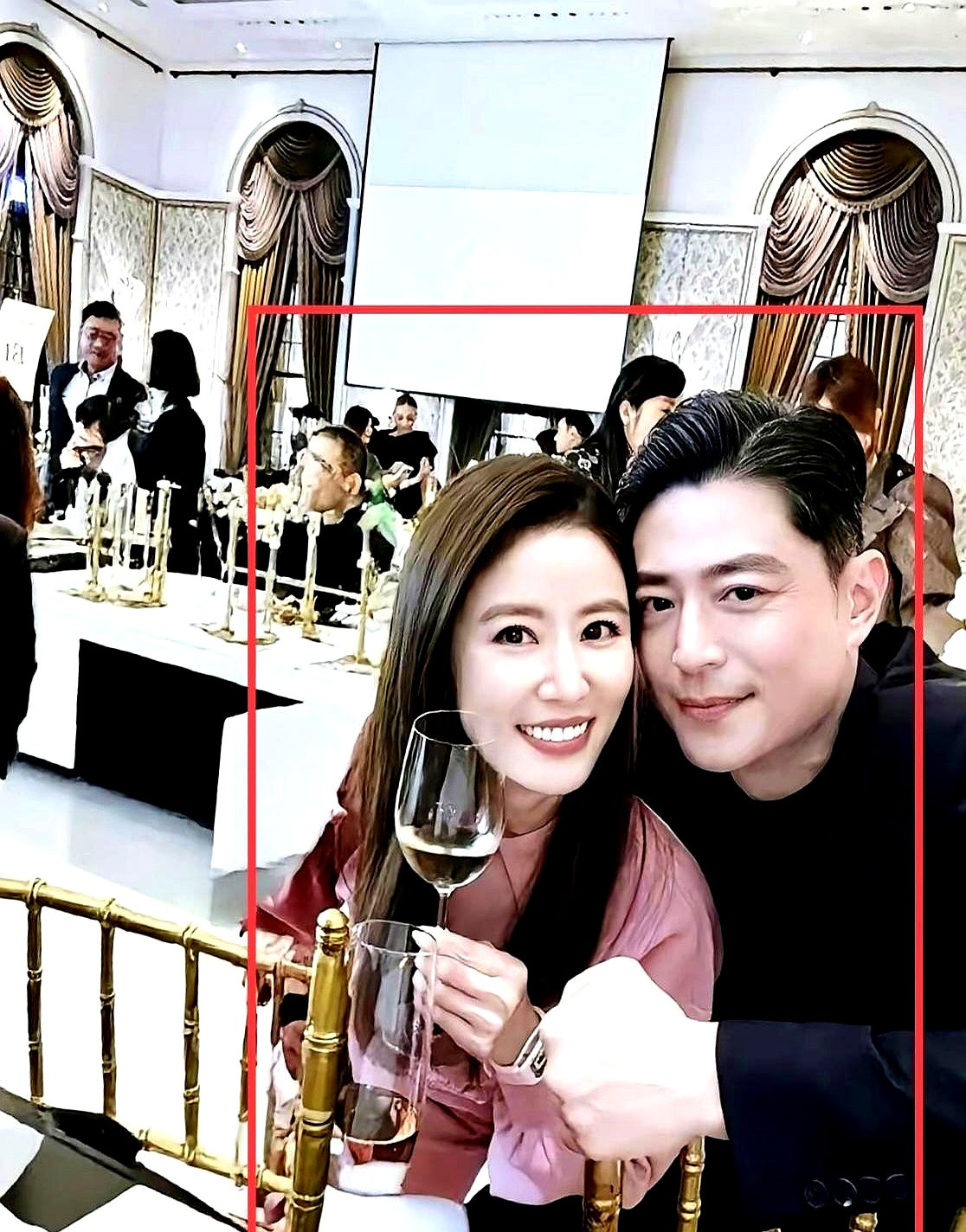 45岁的霍建华突然“杀”回顶流，大家都盯着他的新剧看，但我却在邱泽婚礼...