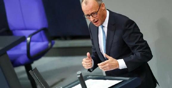 国际舆论直接被德国总理默茨的操作炸翻了，在德国联邦议院的公开辩论上，他当着全球媒