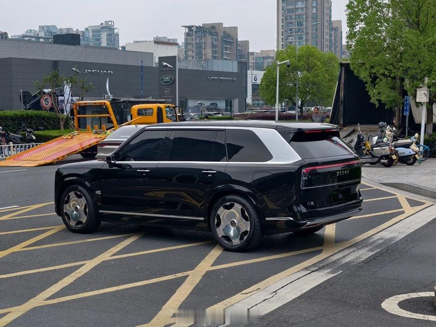 网友路遇极氪9X，现实场景下的气场依然强大。这个车尾的线条，杭州湾库里南味道还是