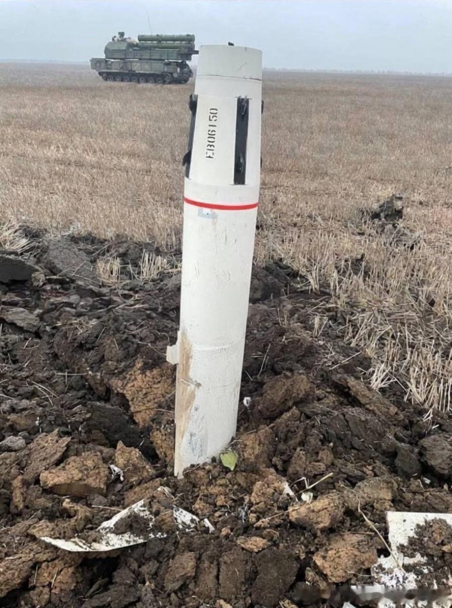 俄乌局势新进展乌军AGM-88“HARM”反辐射导弹一头栽进俄军山毛榉M-3防