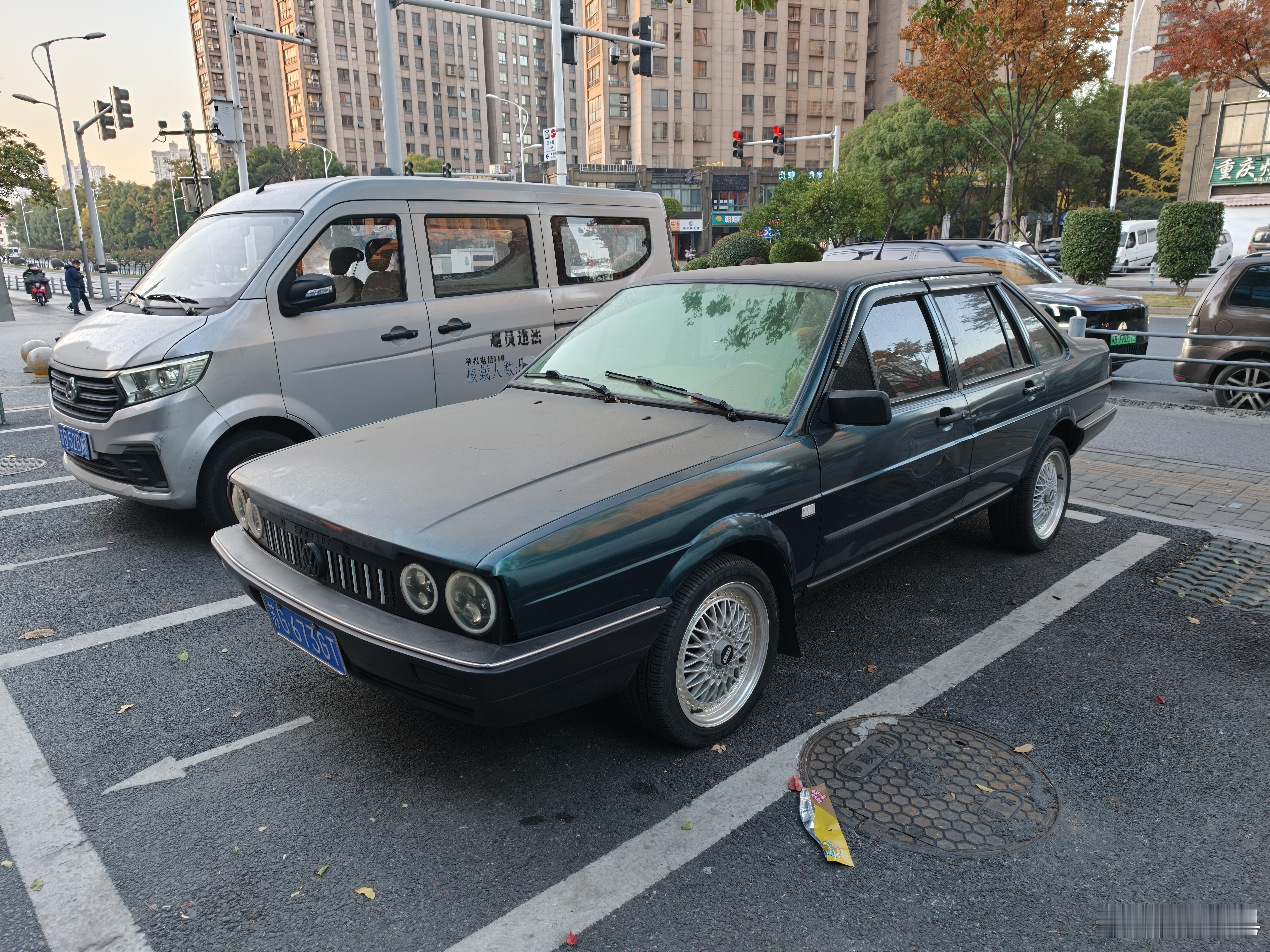 酒店了楼下遇到一辆贼帅的车！