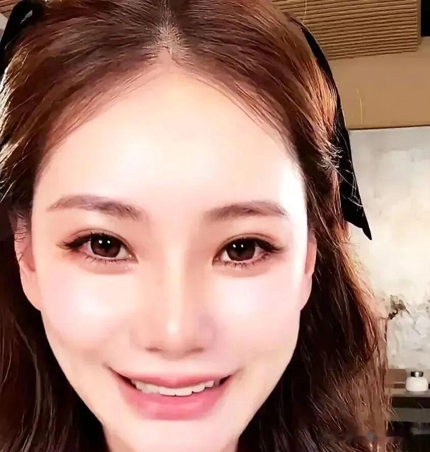 马筱梅猛夸自己儿子独立坚强！近日，马筱梅谈及刚出生不久的小汪宝，直言孩子小