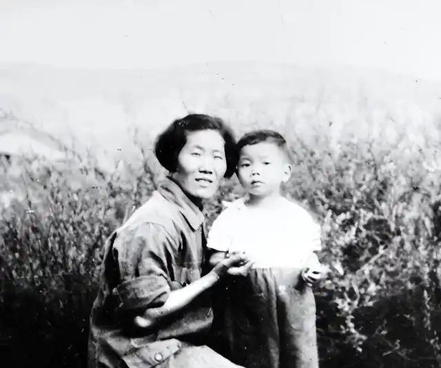 1943年，中共创始人陈潭秋被秘密处决，妻子在狱中生下遗腹子，后改嫁开国将军，新