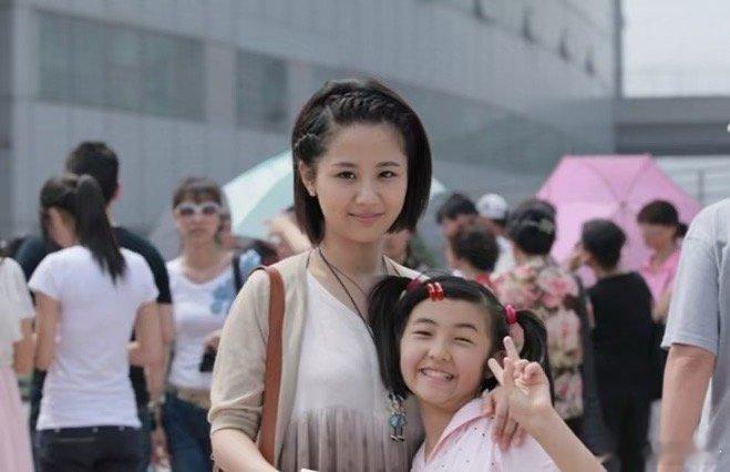 当年19岁的杨紫跟10岁的张子枫合照还挺像的