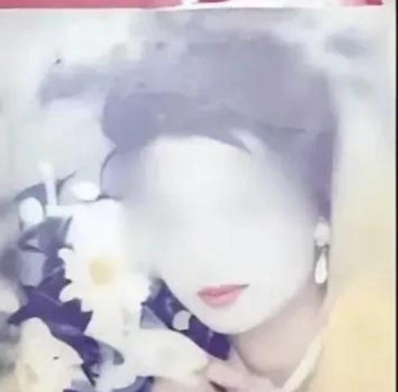 1998年，珠海一条水沟内，惊现一名浑身赤裸的女尸。男子徐辉正跟着众人看热闹，不