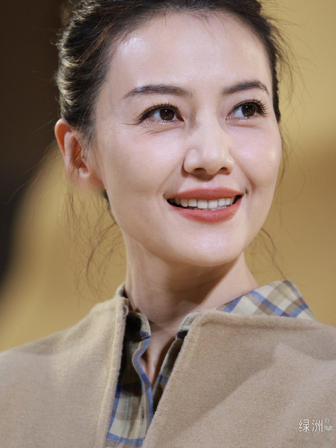 高圆圆太古汇美图高圆圆25年在广州太古汇参加品牌活动,妆容淡雅，没有过度营业，展现出一种松弛感。#高