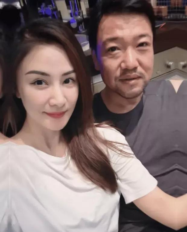 贾冰引发热议！6月2日，贾冰突然引发了热议，起因是贾冰老婆在端午节晒出了和贾冰