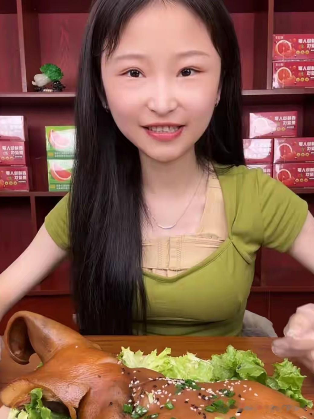 吃播网红莹莹，本名陈紫怡，年仅24岁离世，父母发布讣告证实了这一消息。她高中就