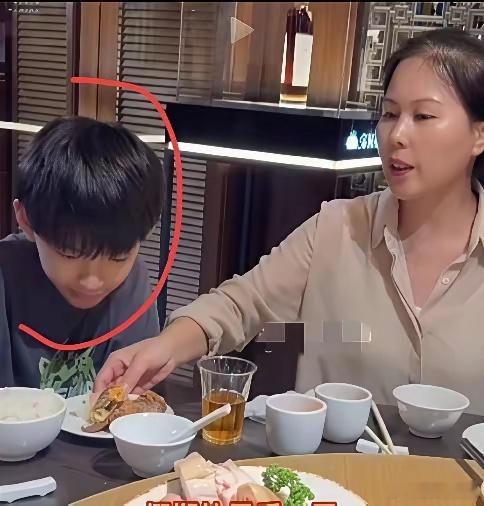 大S儿子箖箖长开了，现在又帅又稳，完全不是小时候的样子。之前和外婆直播就看出有点