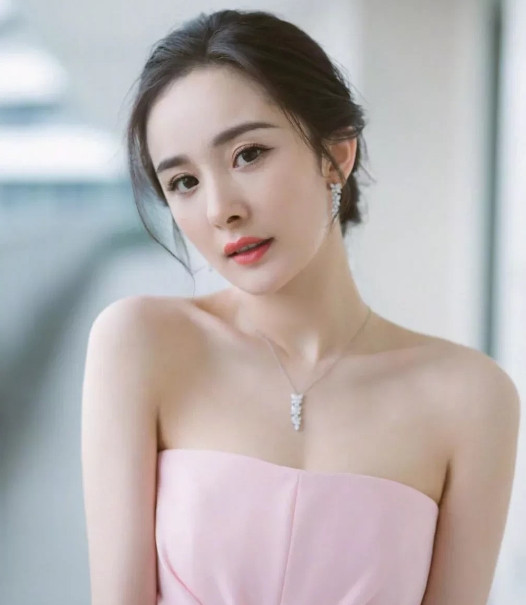 2013年，杨幂去看离婚的谢霆锋，当时有人起哄：“你俩在一起得了”，杨幂没说话，