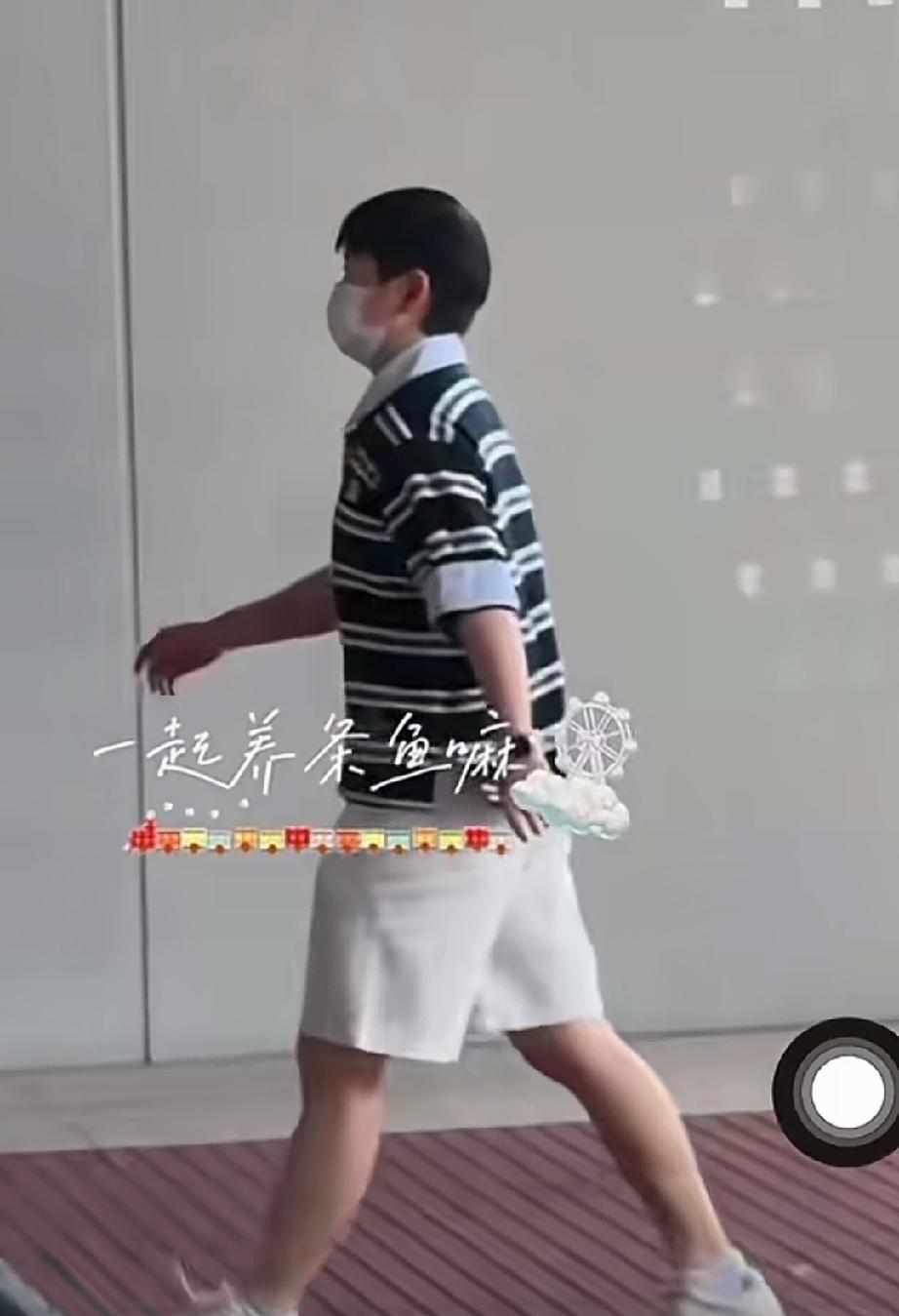 现身长沙参加全锦赛的莎莎，开始了训练日常。白色短裤，条纹上衣，走路带风。这一次期