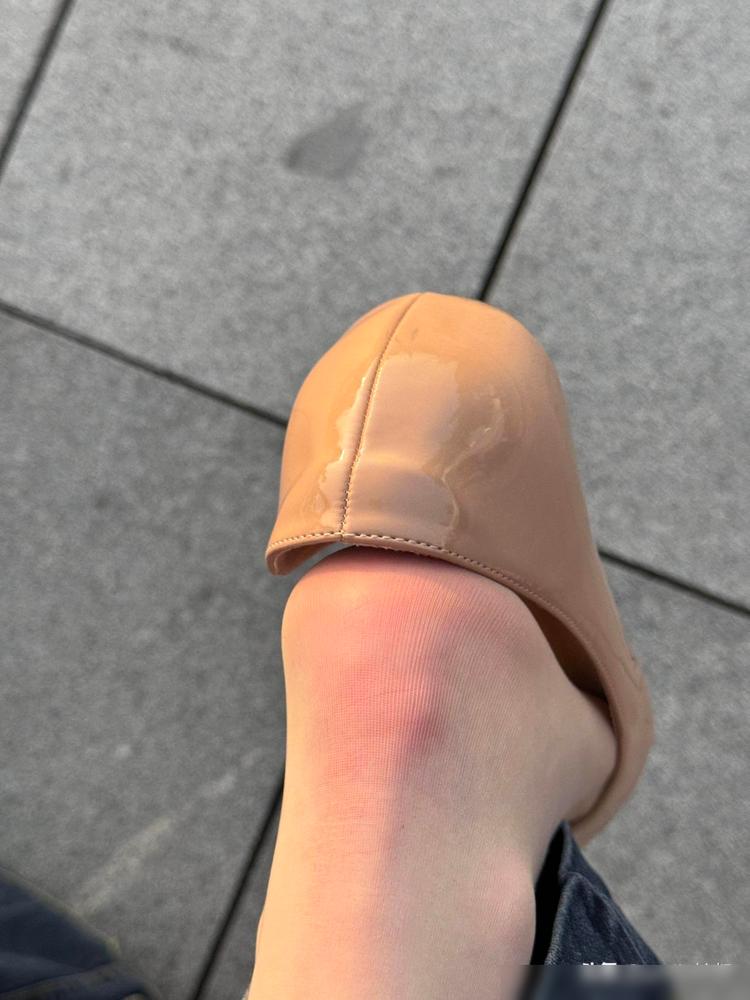 本来今天心情挺好，特意翻出了那双一直舍不得穿的漆皮裸色高跟鞋，想着用它配牛仔裤出