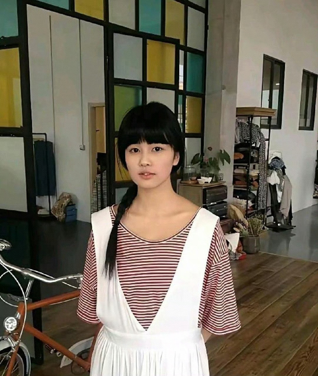 白鹿七月进组白鹿刚出道的时候，长相就是很邻家、很普通的样子，没什么特别惊艳的地方