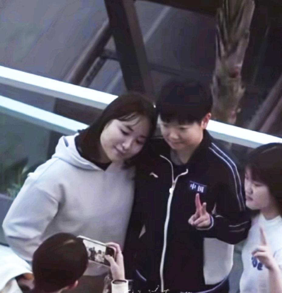 “撩妹”小能手莎莎上线了，看她把人家日乒的队员都“撩”成啥了。又是合影又是剪