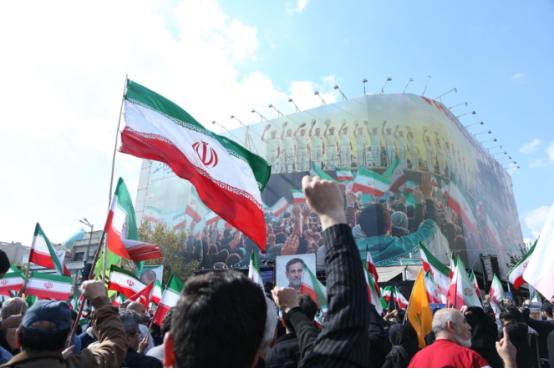 打了一个多月，伊朗人才猛然惊醒，真正的死敌，根本不在华盛顿，也不在特拉维夫！而在