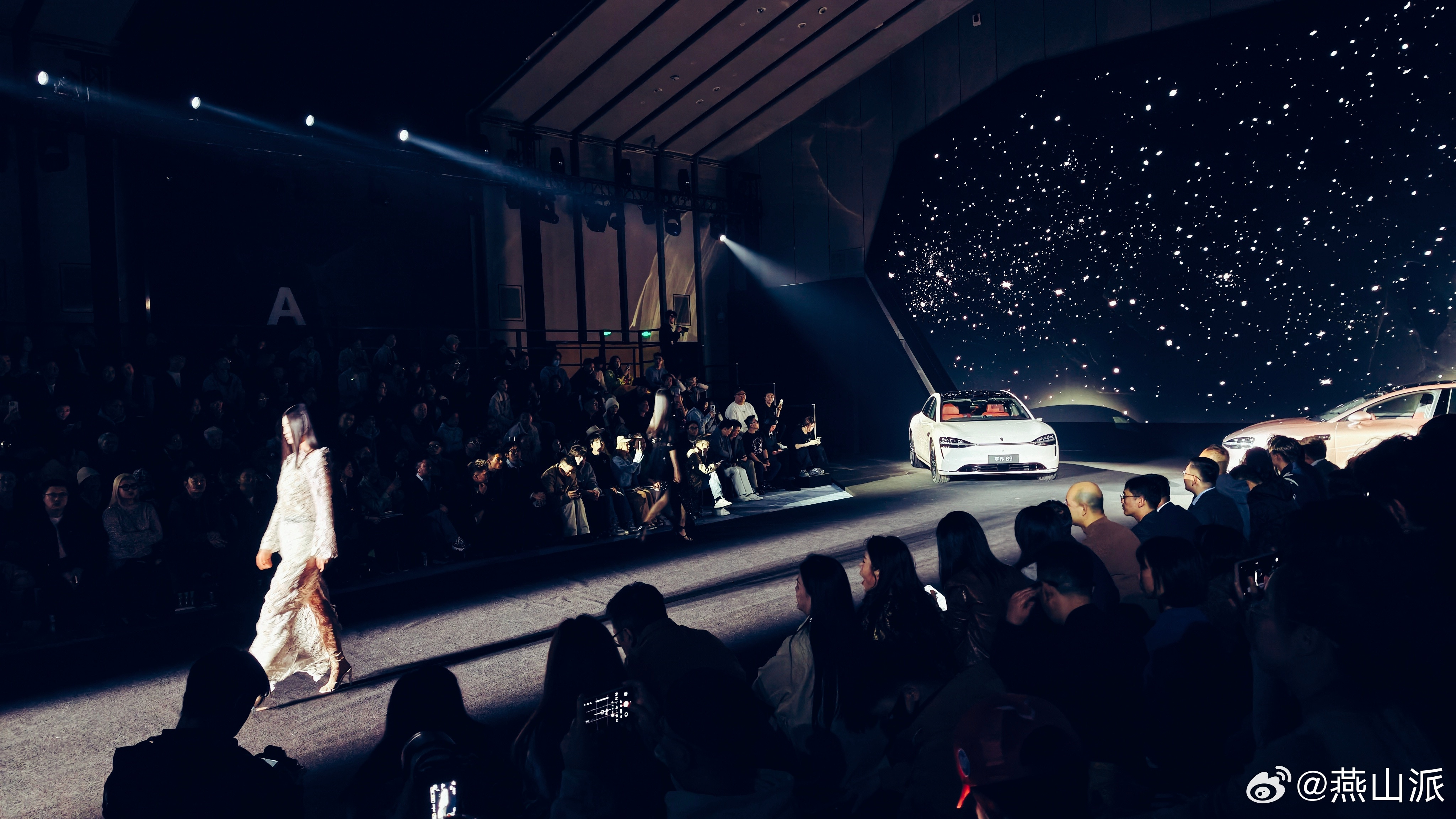 终于看到享界S9月绒白和享界S9T星玫粉实车了！享界粉白新车色亮相北京时装周成为