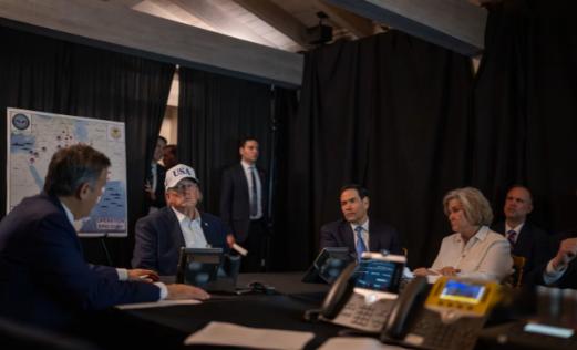 就在刚刚，特朗普的行踪暴露，所在房间挂着黑色窗帘。就在美国和以色列展开对伊