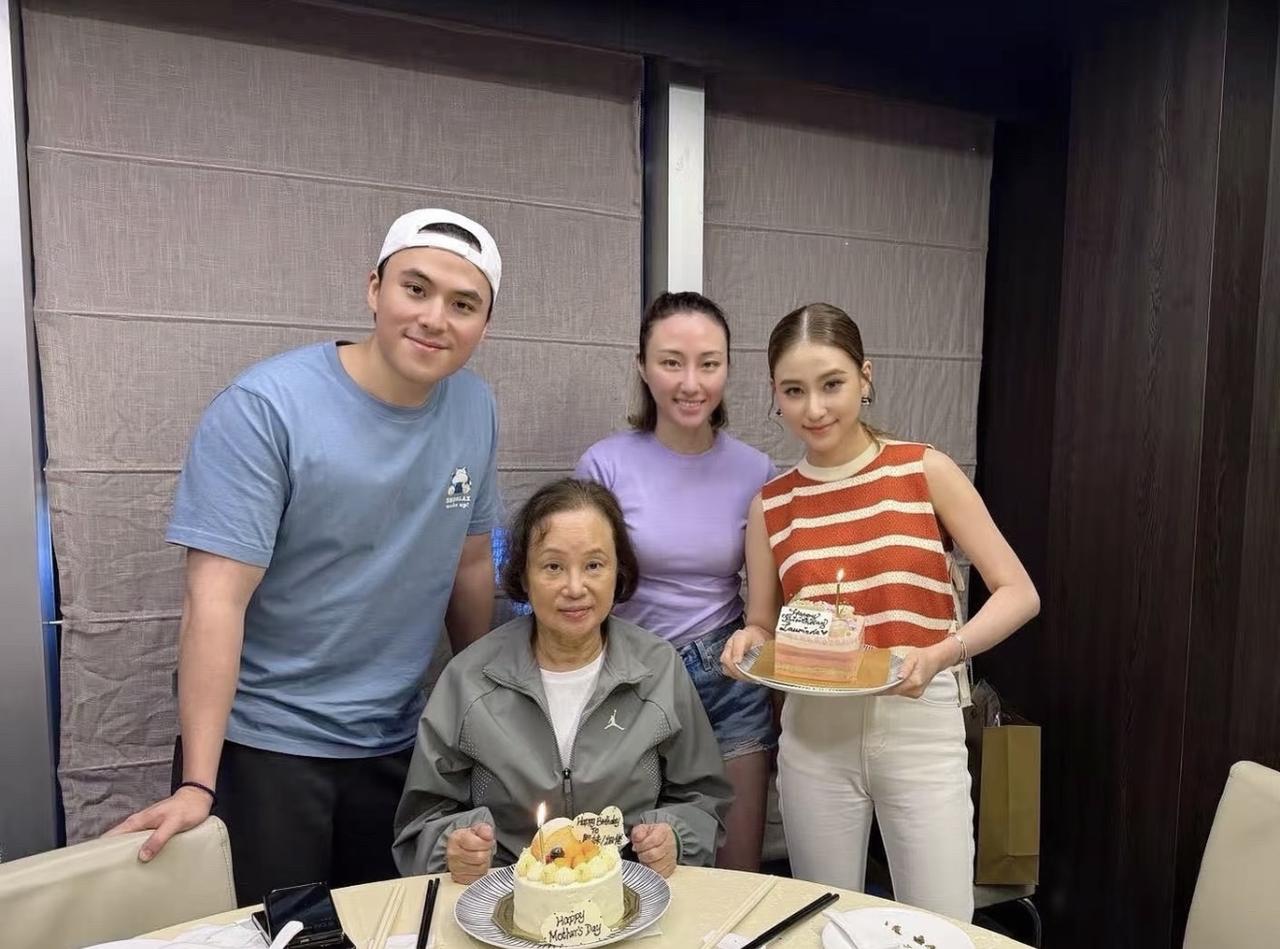 近日，何超莲晒与亲友合影，并配文：“生日月小记”。73岁陈婉珍出镜，与长女何