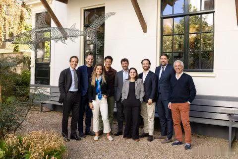 安德烈·阿涅利新公司的首张全家福，基耶利尼列席。这家名为GammaWaves