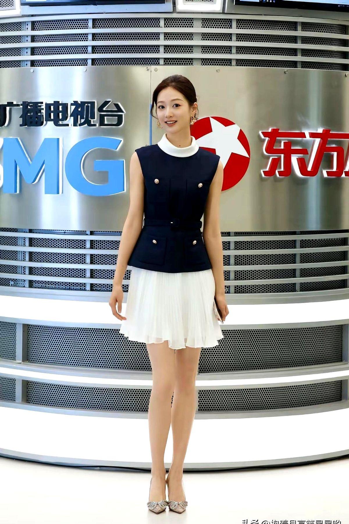 冯琳这成长速度，真的有点东西。刚进东方卫视没多久，就扛起了《东方新闻》《周末