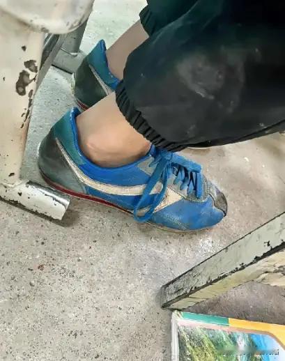 “泪目！”新疆伊犁的一个普通课堂，却因为一句简单的话，让无数网友心头一震。这不是