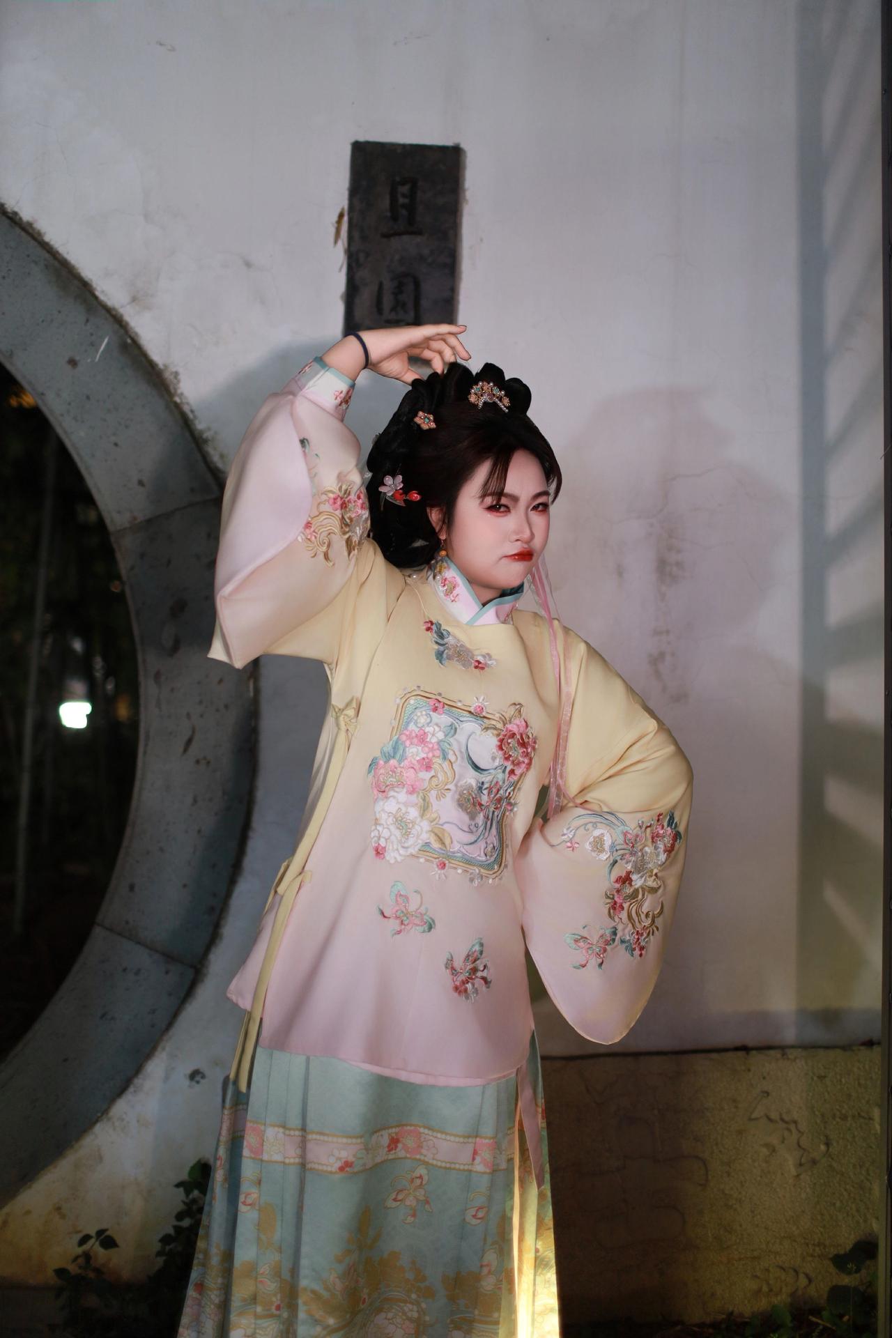 夜晚，没有风。贵女游离古镇汉服与古城国风打卡汉服推荐古城与汉服碰撞