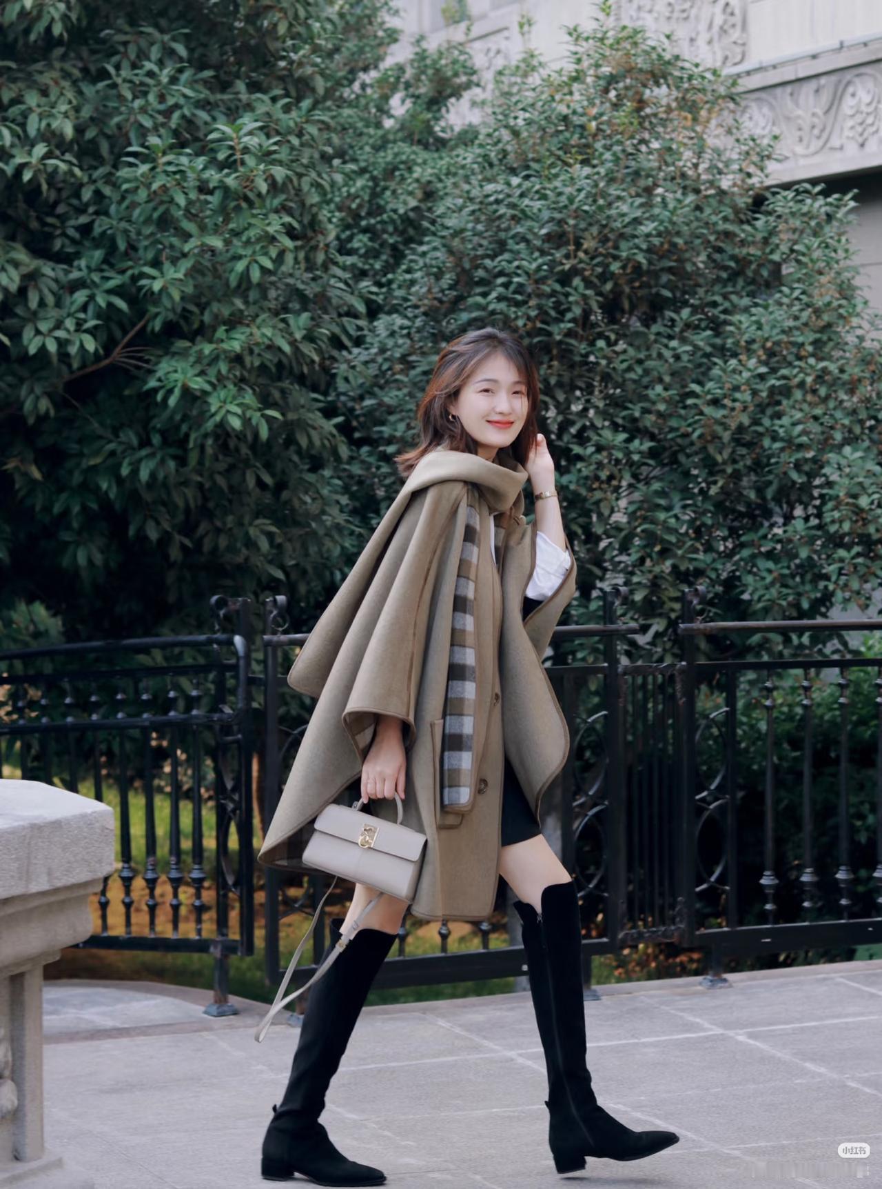 比如膝下靴，搭配长度在大腿中部的中长棉服和大衣，露出部分大腿和膝盖，保暖好看不失