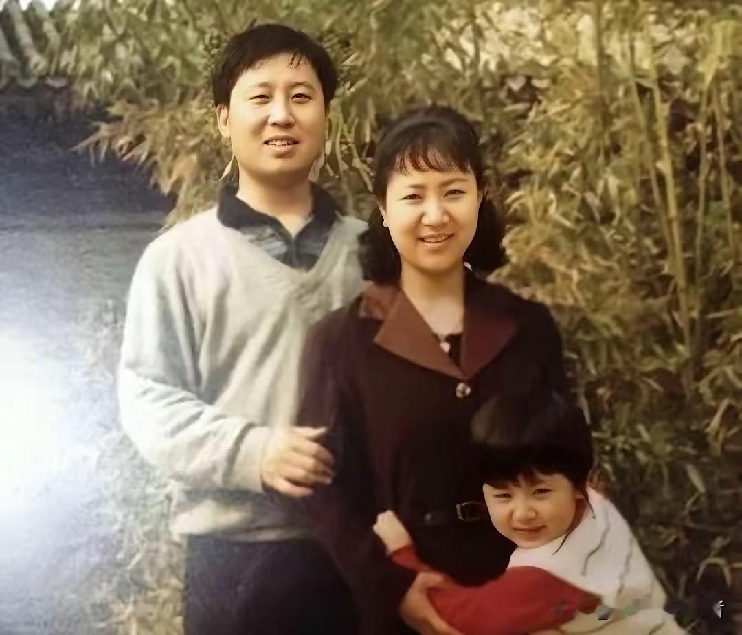 杨紫真是最大方的女明星，年年分享和父母的照片，这一家三口也是高颜值，看起来都很面