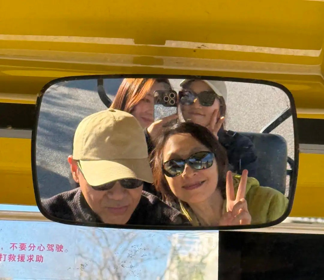 刘青云和老婆郭蔼明到云南旅游，两人穿着情侣衫，挽着手臂好恩爱！