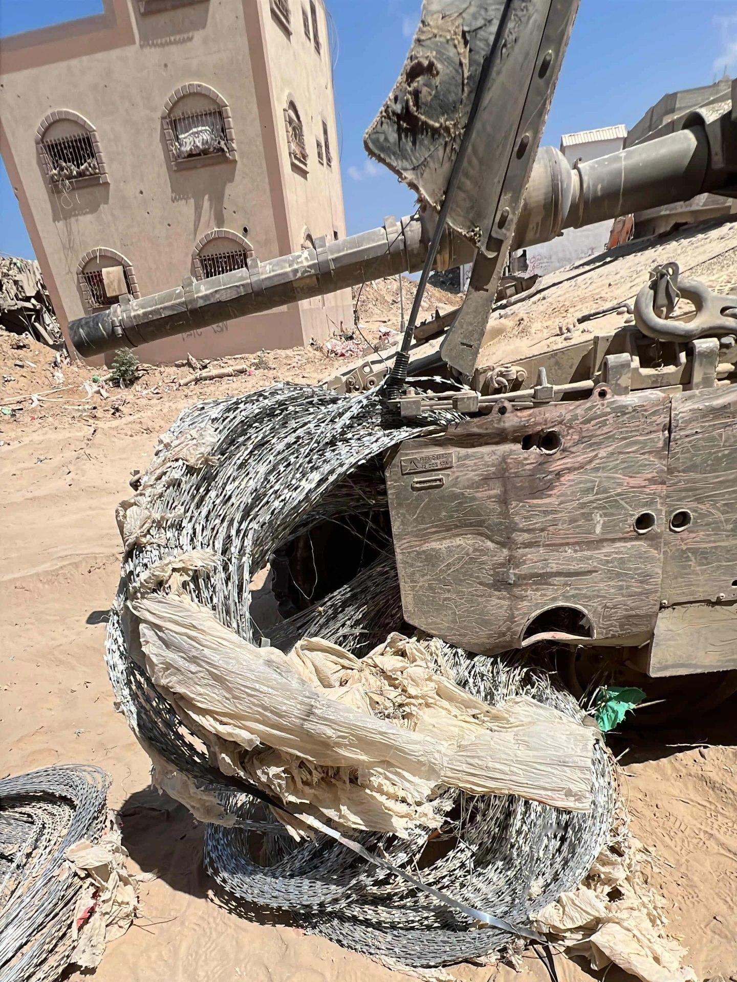 主战坦克可以轻易爬过铁丝网，但也不能爬过太多层，根据美军教范，只要铁丝网蛇笼长达